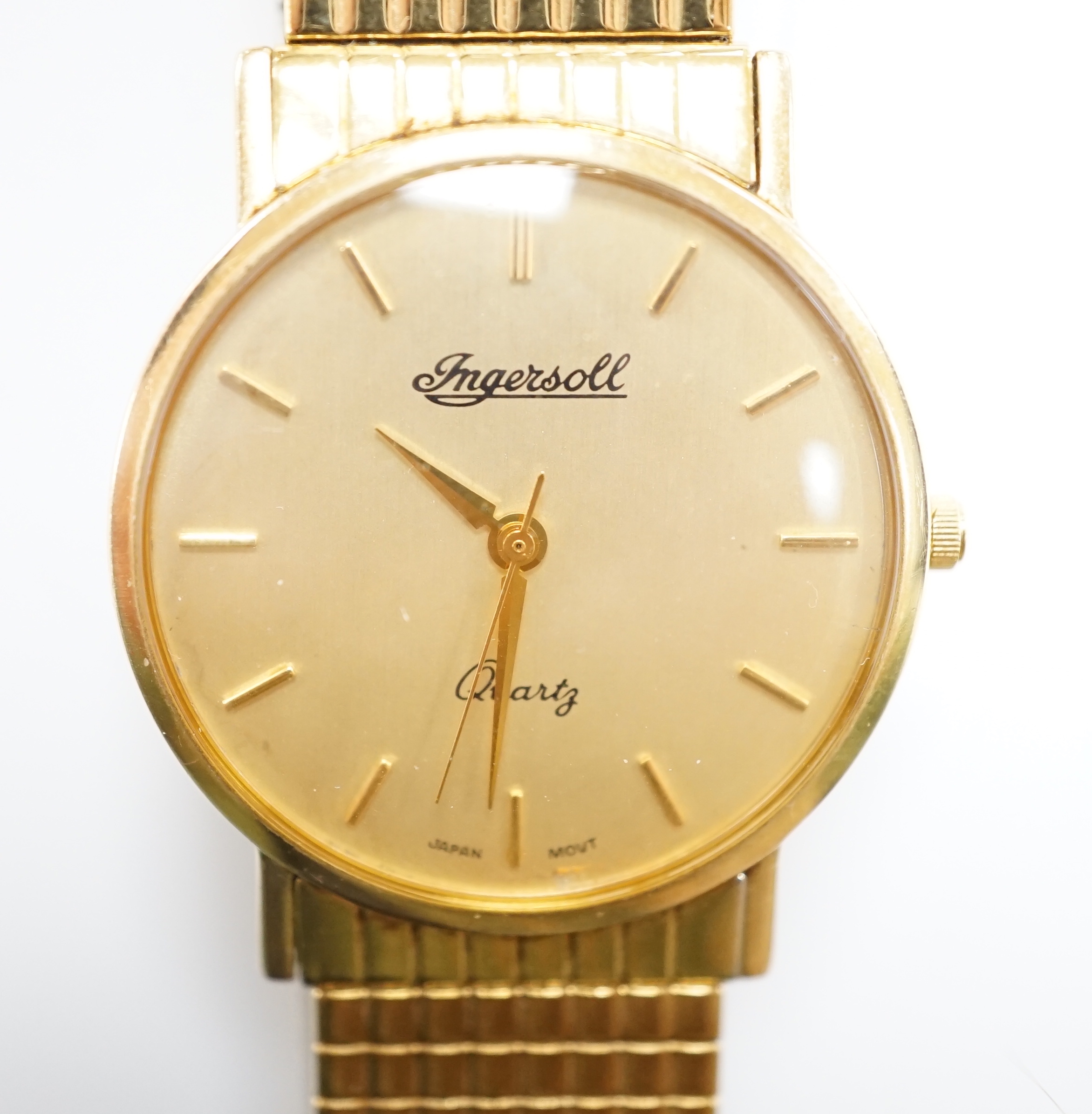 A gentleman's modern 9ct gold Ingersoll quartz wrist watch, on a steel and gold plated flexible bracelet.